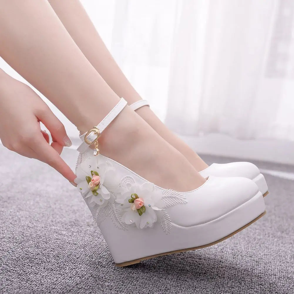 Crystal Queen White Wedges Wedding Pumps Sweet White Flower Lace Pearl Platform Pump Shoes Classic Bride Dress High Heeled Lady